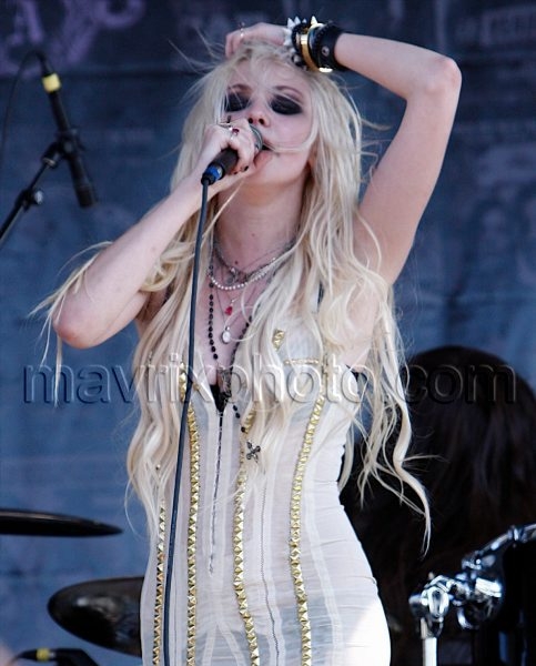 6_26_10_Taylor Momsen Pretty Reckless_493