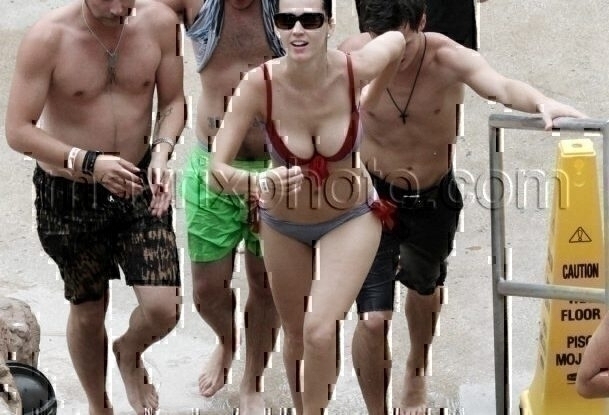 7_18_10_katy-perry-bikini_731