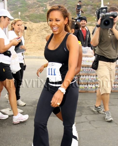 7_11_10_mel-b-keep-la-running_659