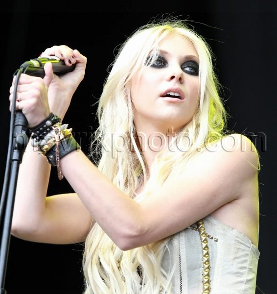 8_21_10_Taylor Momsen V Fest_479