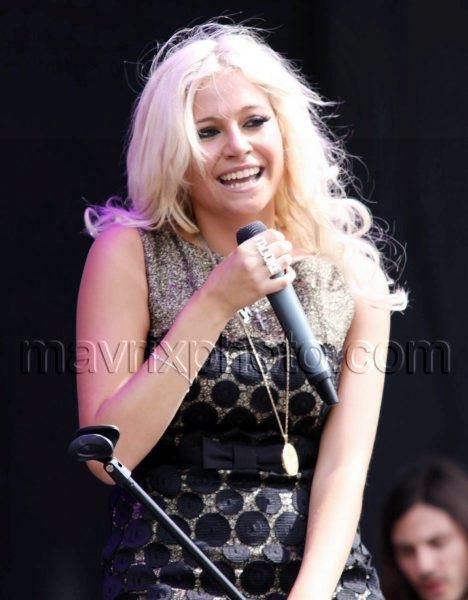 8_22_10_pixie-lott-v-festival_904