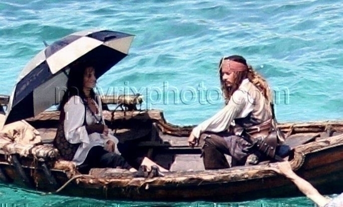 9_13_10_Depp and Cruz Rowboat_554