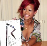 10_27_10_Rihanna Book Signing_1