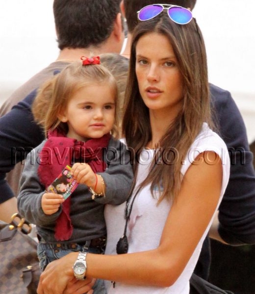 10_16_10_alessandra-ambrosio-family-pumpkin_222