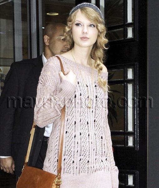 10_23_10_taylor-swift-bbc-surprise_278