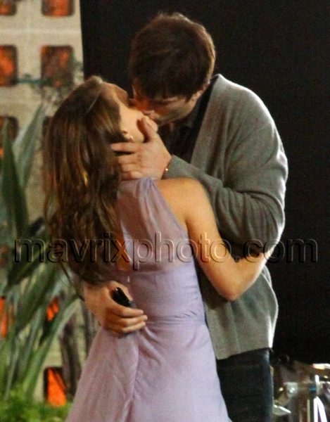 10_26_10_natalie-portman-ashton-kutcher-kiss_294