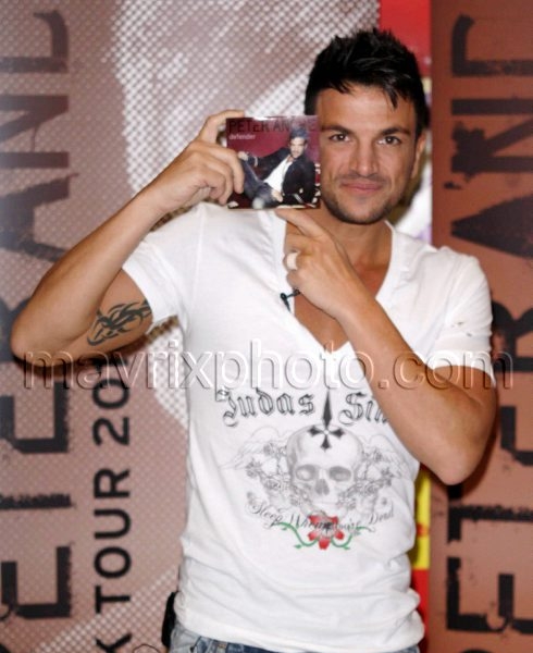 10_26_10_peter-andre-cd-signing_307