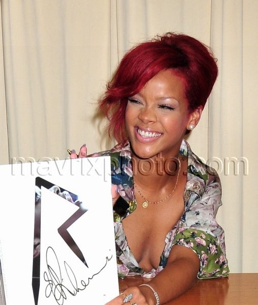 10_27_10_Rihanna Book Signing_1