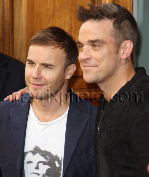 10_7_10_robbie-williams-gary-barlow_149