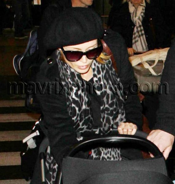 11_18_10_dannii-minogue-baby-heathrow_3