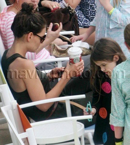 11_21_10_katie-holmes-coffee-suri_30