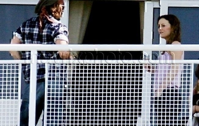 12_20_10_johnny-depp-vanessa-paradis-balcony_6