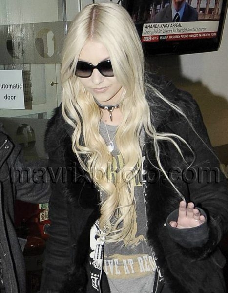 12_11_10_taylor-momsen-bbc-radio_162