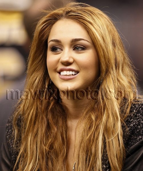 12_13_10_miley-cyrus-new-orleans-saints_167