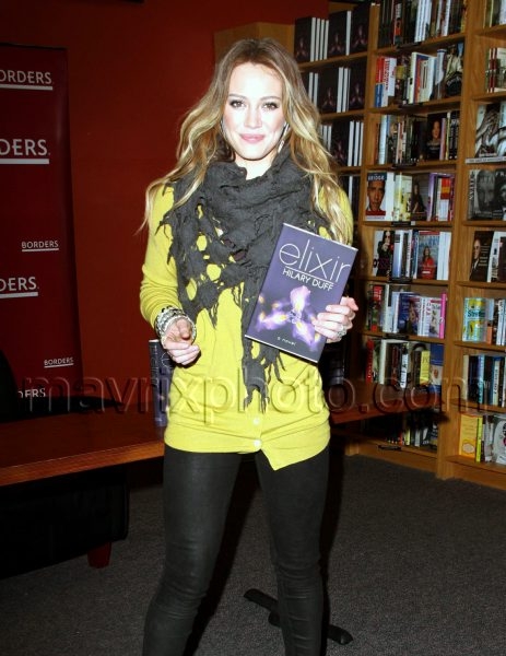 12_2_10_hilary-duff-book-signing_1