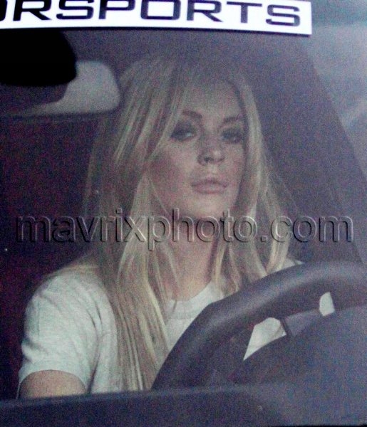 1_10_11_lindsay-lohan-free-range-rover_91