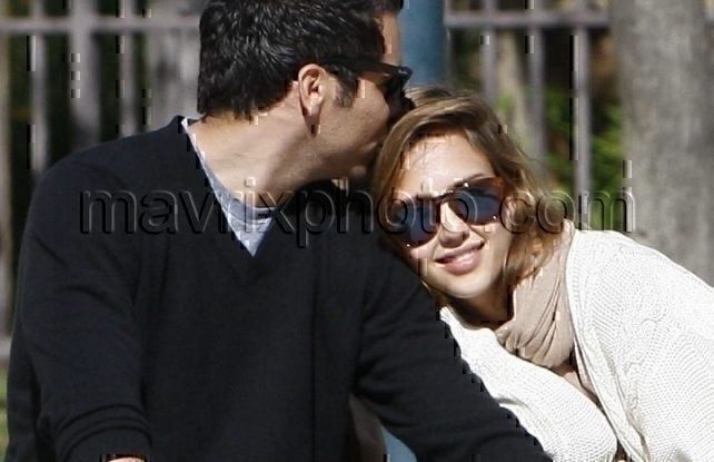 2_21_11_jessica-alba-family-park_1