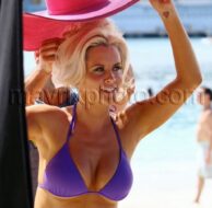 2_2_11_Jenny McCarthy Bikini Beach_1