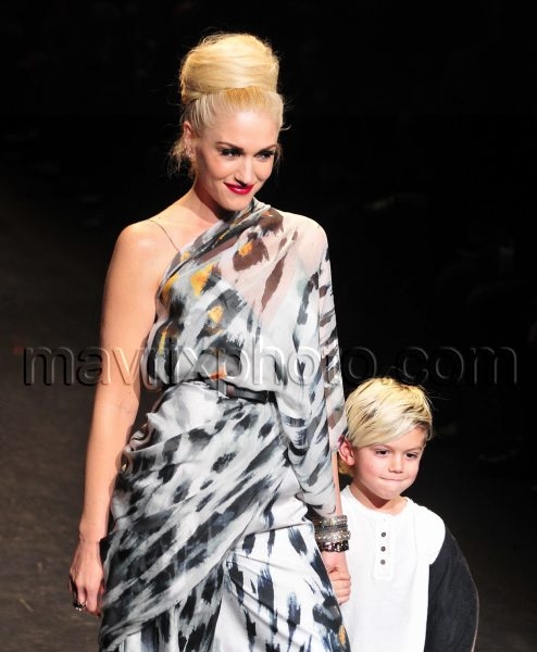 2_18_11_gwen-stefani-lamb-catwalk_28