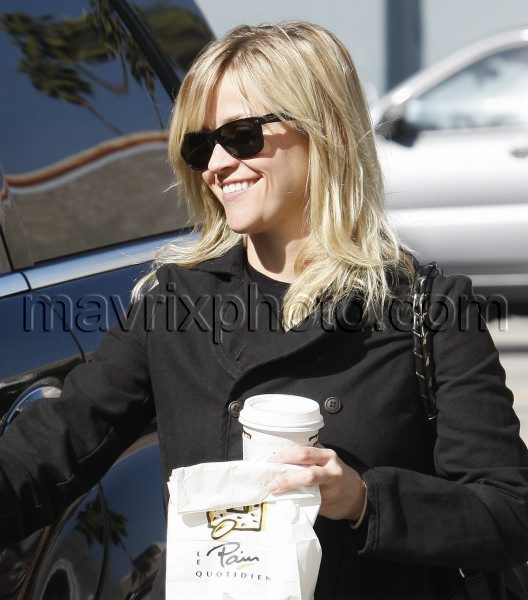 2_7_11_reese-witherspoon-pastry_10