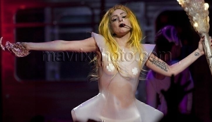 3_9_11_lady-gaga-live-boston_3