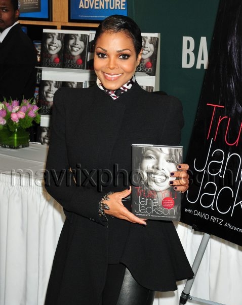 3_19_11_janet-jackson-ny-book-signing_57