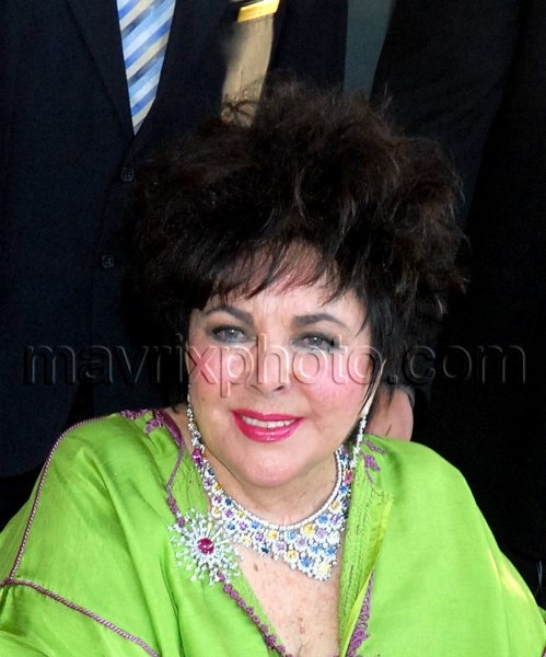 3_23_11_elizabeth-taylor-leaving-larry-king_46