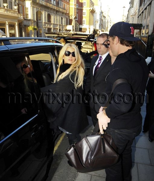 3_7_11_Jessica Simpson Fiance London_15