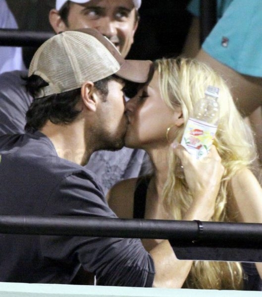 Kournikova and Iglesias at Sony Ericsson Open_4_14_11_0