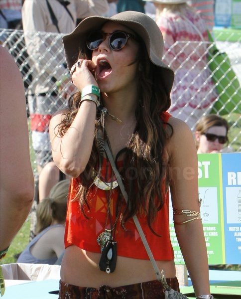 vanessa-hudgens-coachella-day-one_4_16_11_38