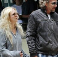 Britney And Jason Hold Hands_5_15_11_121