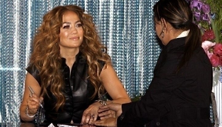 Jennifer Lopez CD Signing_5_4_11_81