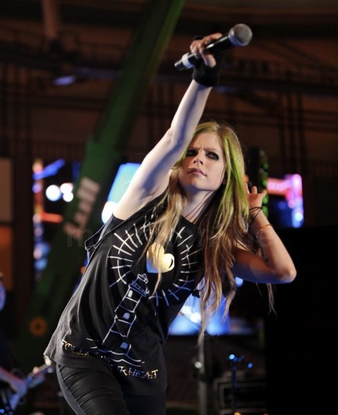 Avril Lavigne Tropicana_5_28_11_28