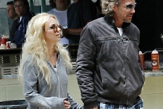 Britney And Jason Hold Hands_5_15_11_121