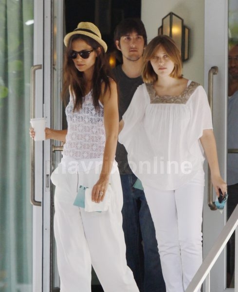 Katie Holmes Hotel Visit_6_23_11_01