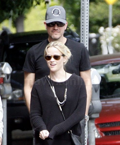 Reese Witherspoon Hubby Lunch_6_5_11_177