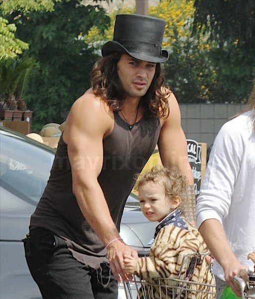 Jason Momoa Shops In Top Hat_8_12_11_01