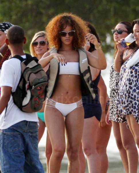 Rihanna White Bikini_08_04_11_001