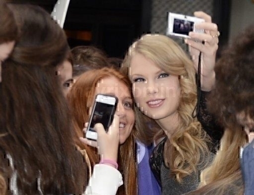 Swift Greets Fans At GMA Times Square_10_14_11_01
