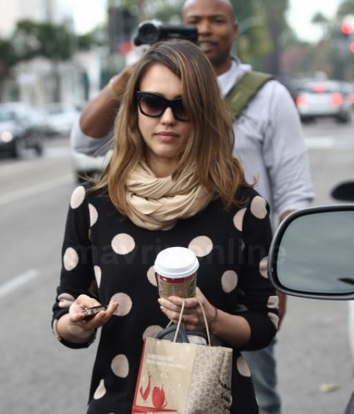 Jessica Alba Starbucks_11_29_11_01