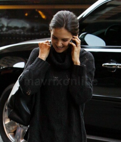 Katie Holmes Busy Phone_11_9_11_01
