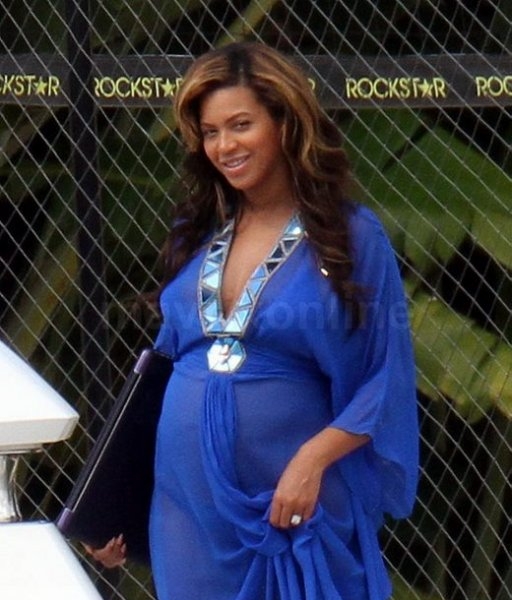 Beyonce Baby Bump Miami_12_06_11_001
