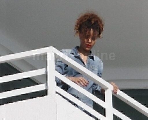 Rihanna Balcony_01_01_12_01