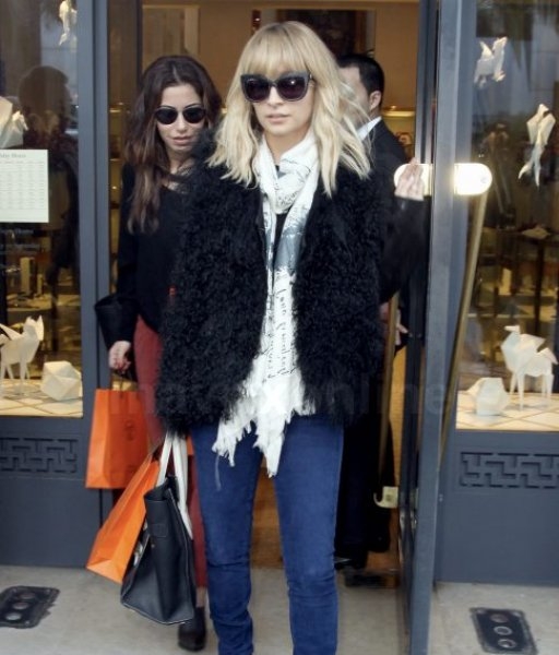 Nicole Richie Holiday Shopping_12_20_11_01