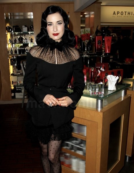 dita-fragrance-launch_12_15_12_001