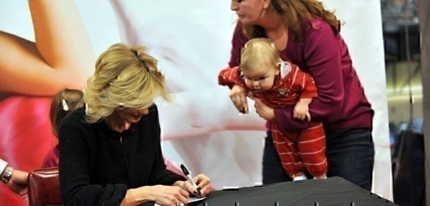 Faith Hill Signs Autographs